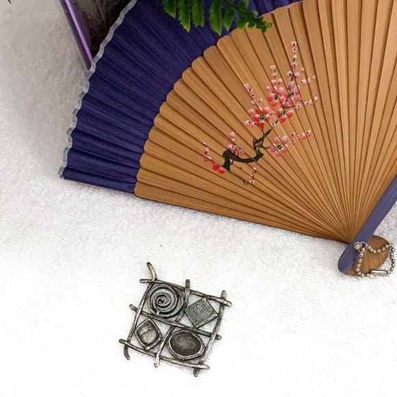 Vintage 90s Abstract Silver-Colored Brooch Pin - Funky Costume Jewelry Eclectic - Picture 2 of 4